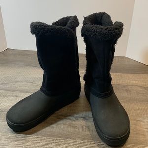 Crocs fuzzy pull on boots size 8